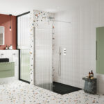 1000mm Fluted Wetroom Screen with Support Bar - Image 2